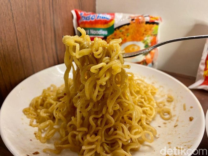 Indomie Goreng Indonesia VS Indomie Goreng Hong Kong, Enak yang Mana?