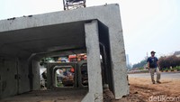Beton untuk gorong-gorong telah siap untuk dipasang. Alat berat juga sudah disiagakan di lokasi proyek.  