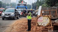 Petugas mengatur arus lalu lintas di sekitar proyek gorong-gorong di perempatan Jalan Ciputat Raya dan Jalan RA Kartini, Lebak Bulus, Jakarta Selatan.