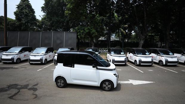 Jelang KTT ASEAN, Ratusan Kendaraan Listrik Mulai Padati GBK. (CNBC Indonesia/Tri Susilo)