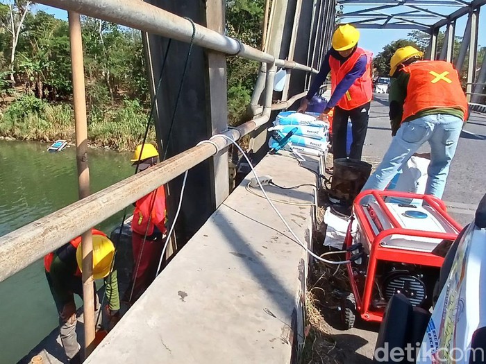 Jembatan Glagah dalam proses perbaikan. Foto diambil di timur Jembatan Glagah wilayah Karangwuni, Wates, Kulon Progo, Senin (28/8/2023).