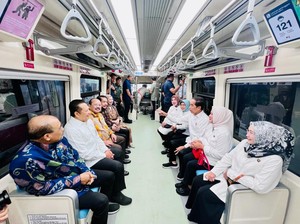 Jokowi Naik LRT Jabodebek ke Lokasi Peresmian di Stasiun Cawang
