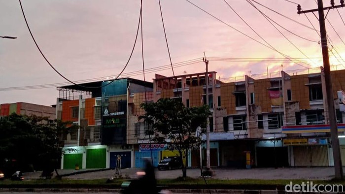 Kabel menjuntai yang bikin 2 pelajar di Pekanbaru terluka. (Raja Adil Siregar/detikSumut)