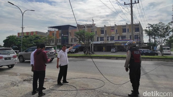 Kabel menjuntai yang bikin 2 pelajar di Pekanbaru terluka. (Raja Adil Siregar/detikSumut)