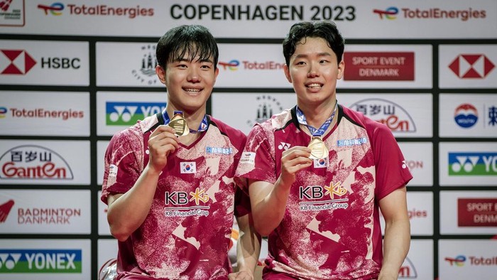 Winners, South Koreas Kang Min-hyuk and Seo Seung-jae  pose for a photo with their medals, after the mens doubles final match of the BWF World Championship, at the Royal Arena, in Copenhagen, Denmark, Sunday, Aug. 27, 2023. (Mads Claus Rasmussen/Ritzau Scanpix via AP)