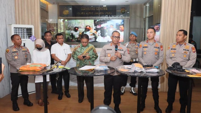 Kapolres Metro Jakarta Utara Kombes Gidion Arif Setyawan saat konferensi pers terkait remaja menyiram air keras di Penjaringan.