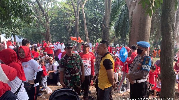 Kapolsek Pesanggrahan Kompol Tedjo Asmoro mensosialisasikan hotline center di Pesta Rakyat Bintaro.