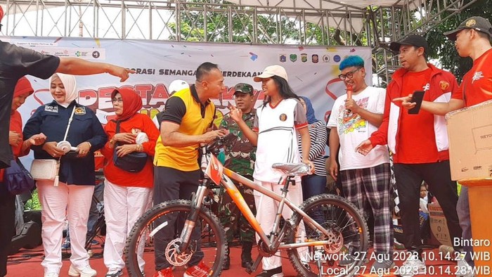 Kapolsek Pesanggrahan Kompol Tedjo Asmoro mensosialisasikan hotline center di Pesta Rakyat Bintaro.