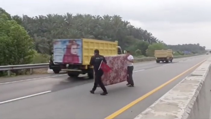 Kasur mendarat di tol Permai