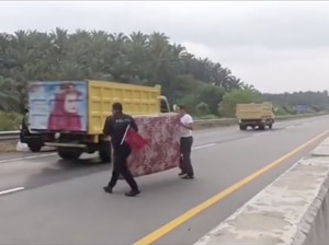 Viral Mobil Bawa Kasur di Atap, Eh... Lepas di Jalan Tol