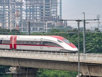 Momen Warga Nikmati Kereta Cepat Melesat 350 Km/Jam: Seperti Naik Pesawat!