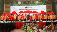 Pertemuan PDIP dan Hanura diakhiri sesi foto bersama.  