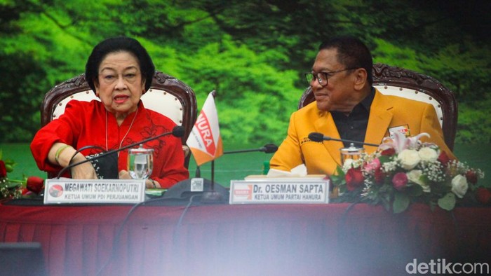 Kerja Sama Menangkan Ganjar, Hanura Merapat ke Markas PDIP Rombongan DPP Hanura bertandang ke markas DPP PDIP. Kedatangan Hanura untuk menjalin kerja sama memenangkan bacapres Ganjar Pranowo.