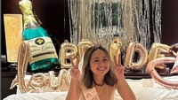 Sebelum menikah dengan Arif, Gritte dapat kejutan spesial yaitu bridal shower dari teman-temannya. Gritte dapat cake hingga balon bentuk champagne sebagai perayaannya. Foto: Instagram @gritteagathaa
