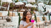 Bersantai di salah satu kafe dengan konsep ruang terbuka, semua foto yang diambil Gritte kekinian semua ya? Foto: Instagram @gritteagathaa