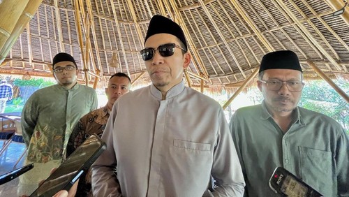 Ketua Harian Nasional DPP Partai Perindo yang juga Ketua Umum PB NWDI Tuan Guru Bajang (TGB) Zainul Majdi bersama Ketua DPW Partai Perindo NTB Khairul Rizal (kanan) seusai pertemuan dengan seluruh PW NWDI di Mataram, Senin (28/8/2023). (Foto: Helmy Akbar/detikBali)