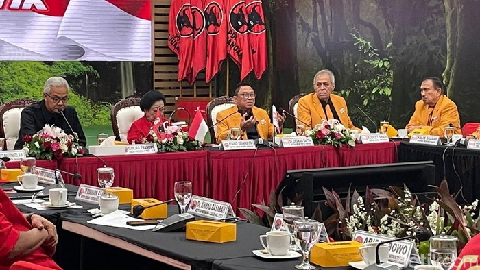 Ketum Partai Hanura Oesman Sapta Odang dan Ketum PDIP Megawati Soekarnoputri. (Silvi Ng/detikcom)
