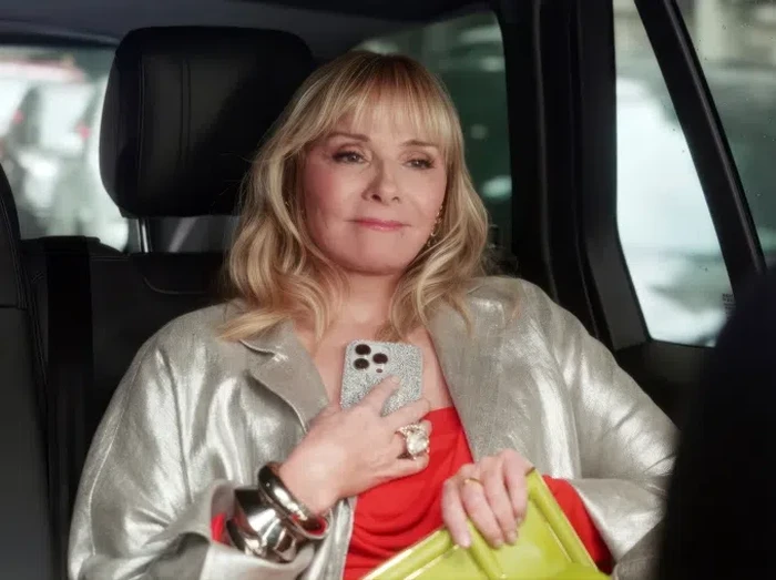 Kim Cattrall sebagai Samantha Jones di And Just Like That.