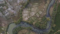 Foto udara lahan pertanian yang dialiri oleh kincir air di Kampung Sukasirna, Kabupaten Tasikmalaya, Jawa Barat, Senin (28/8/2023).  