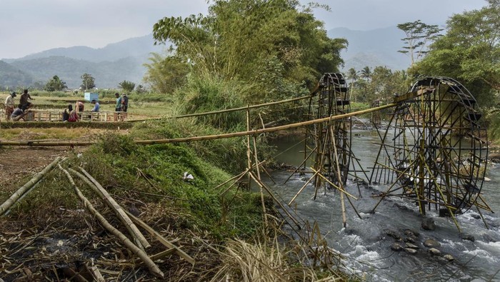 Kincir air atasi kekeringan di lahan pertanian Petani membuat kincir air di Kampung Sukasirna, Kabupaten Tasikmalaya, Jawa Barat, Senin (28/8/2023). Memasuki musim kemarau petani membuat empat kincir air secara swadaya yang dibangun di Sungai Citanduy untuk mengatasi kekeringan seluas lima hektare lahan pertanian. ANTARA FOTO/Adeng Bustomi/hp.