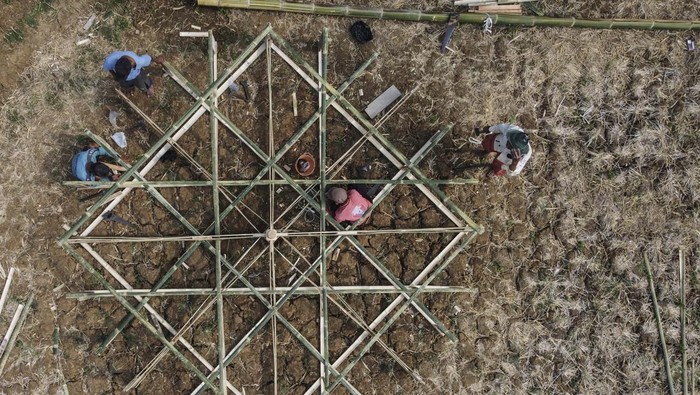 Petani membuat kincir air di Kampung Sukasirna, Kabupaten Tasikmalaya, Jawa Barat, Senin (28/8/2023). Memasuki musim kemarau petani membuat empat kincir air secara swadaya yang dibangun di Sungai Citanduy untuk mengatasi kekeringan seluas lima hektare lahan pertanian. ANTARA FOTO/Adeng Bustomi/hp.