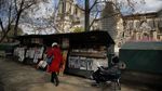 Kios Buku Warisan UNESCO di Sepanjang Sungai Seine Paris Bakal Digusur