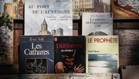 Bouquinistes adalah kios-kios mini di tepi sungai Seine Paris yang menjual buku bekas klasik. (AP Photo/Sophie Garcia)  