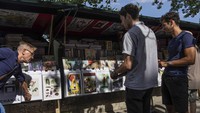 Mereka menempati 900 kios kecil yang berupa box kayu berwarna hijau tua di sepanjang 3 km tepi sungai Seine. (AP Photo/Sophie Garcia)  