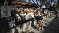 Total terdapat 240 Bouquinistes resmi yang menjual kurang lebih 300.000 buku tua dan sejumlah besar jurnal, gampas, dan kartu pos kuno. (AP Photo/Sophie Garcia)  