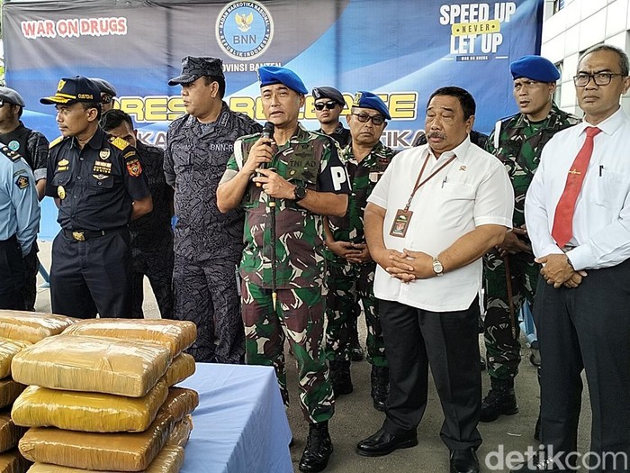 Komandan Pomdam Jaya Kolonel CPM Irsyad Hamdie Bey Anwar (tengah, pegang mik) (Bahtiar R/detikcom)