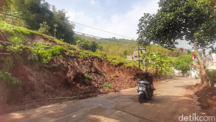 Kondisi pasca longsor jalan Curug Cinulang, di Kampung Babakan Kondang, Desa Dampit, Kecamatan Cicalengka.