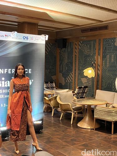 Konferensi pers 7 desainer lokal yang akan menampilkan koleksi wastra Indonesia di New York Fashion Week.