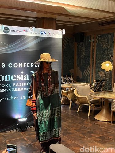 Konferensi pers 7 desainer lokal yang akan menampilkan koleksi wastra Indonesia di New York Fashion Week.