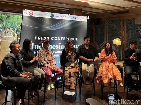 Konferensi pers 7 desainer lokal yang akan menampilkan koleksi wastra Indonesia di New York Fashion Week.