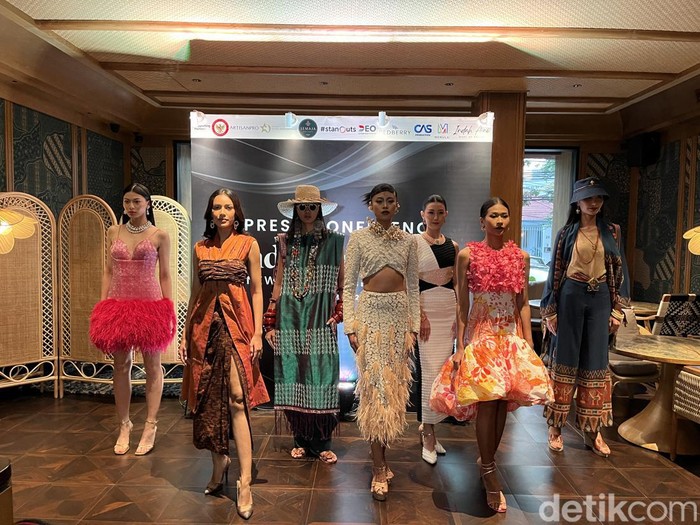 Konferensi pers 7 desainer lokal yang akan menampilkan koleksi wastra Indonesia di New York Fashion Week.