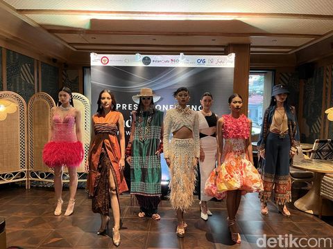 Konferensi pers 7 desainer lokal yang akan menampilkan koleksi wastra Indonesia di New York Fashion Week.