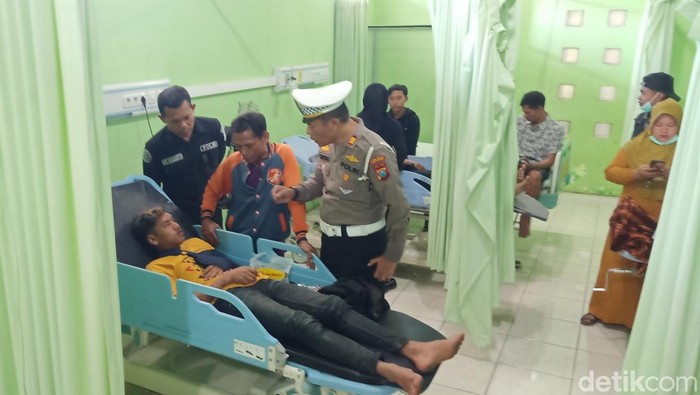 Korban kecelakaan pikap rombongan drumband pelajar terguling di Pamekasan.