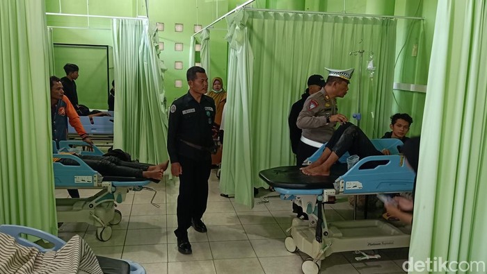 Korban kecelakaan pikap rombongan drumband pelajar terguling di Pamekasan.