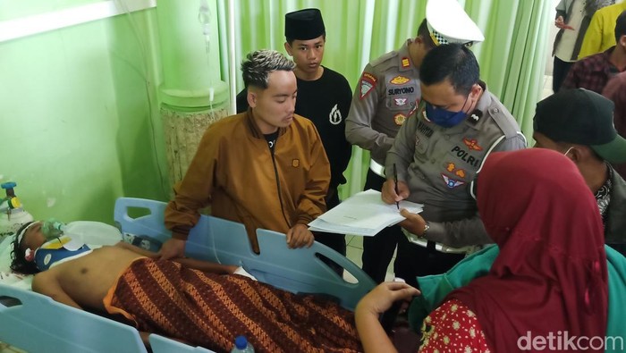 Korban kecelakaan pikap rombongan drumband pelajar terguling di Pamekasan.