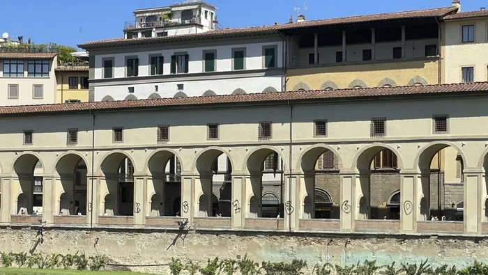 Koridor Vasari di Florence dicoret turis nakal