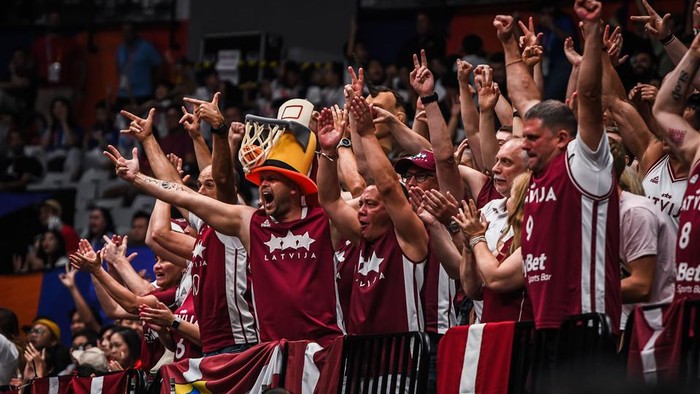 Suporter Latvia di Indonesia Arena, Jakarta.
