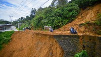 Jalan alternatif ke Teluk Bayur sekaligus akses wisata tersebut longsor akibat curah hujan tinggi selama dua hari terakhir. 