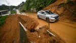 Penampakan Jalan Alternatif ke Teluk Bayur Diterjang Longsor