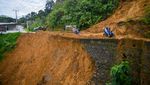 Penampakan Jalan Alternatif ke Teluk Bayur Diterjang Longsor