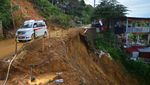 Penampakan Jalan Alternatif ke Teluk Bayur Diterjang Longsor