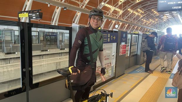 LRT Jabodebek (Jakarta-Bogor-Depok-Bekasi) telah resmi beroperasi dan dibuka untuk masyarakat umum mulai hari ini, Senin, 28 Agustus 2023. Animo masyarakat terlihat cukup antusias untuk menggunakan kereta tanpa masinis ini di hari perdananya. (CNBC Indonesia/Romys Binekasri)