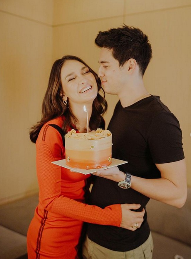 Momen mesra Maxime yang membawa kue ulang tahun untuk Luna Maya. Tampak dari gesturnya, dia ingin mencium pipi Luna Foto: dok. Instagram/@lunamaya