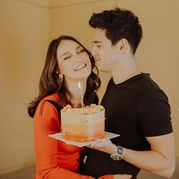 Momen mesra Maxime yang membawa kue ulang tahun untuk Luna Maya. Tampak dari gesturnya, dia ingin mencium pipi Luna Foto: dok. Instagram/@lunamaya
