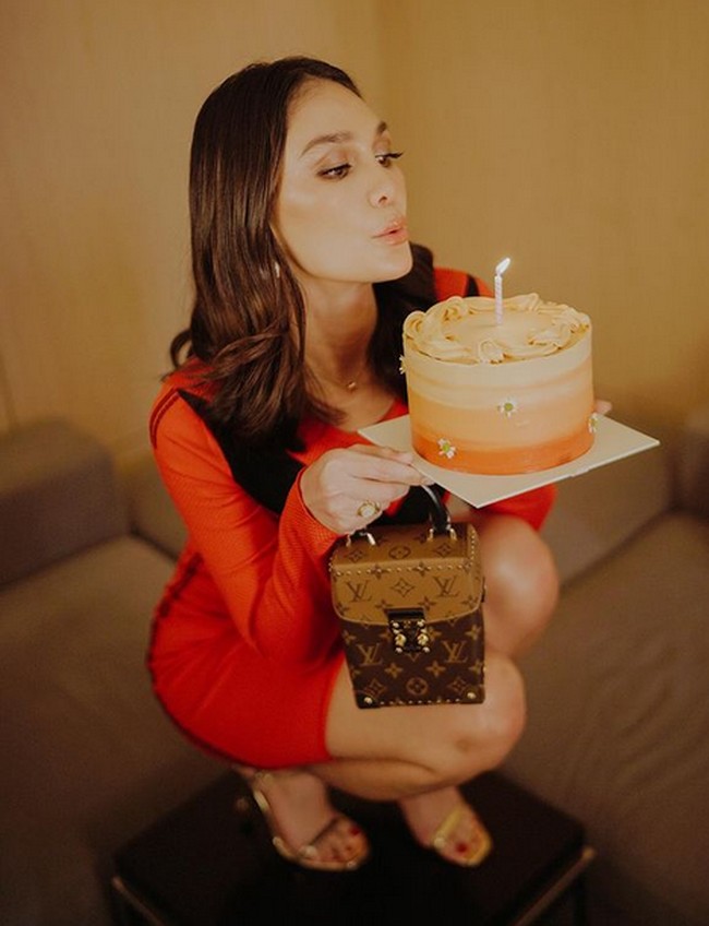 Luna Maya merayakan ulang tahunnya ke-40. Berpose jongkok sambil meniup kue ulang tahun dia membuat caption: Im not getting older, Im leveling up,” tulisnya di Instagram. Luna tak hanya foto sendirian, di foto selanjutnya ada sosok aktor yang disebut-sebut sebagai kekasih Luna saat ini. Foto: dok. Instagram/@lunamaya