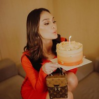 Luna Maya merayakan ulang tahunnya ke-40. Berpose jongkok sambil meniup kue ulang tahun dia membuat caption: Im not getting older, Im leveling up,” tulisnya di Instagram. Luna tak hanya foto sendirian, di foto selanjutnya ada sosok aktor yang disebut-sebut sebagai kekasih Luna saat ini. Foto: dok. Instagram/@lunamaya
